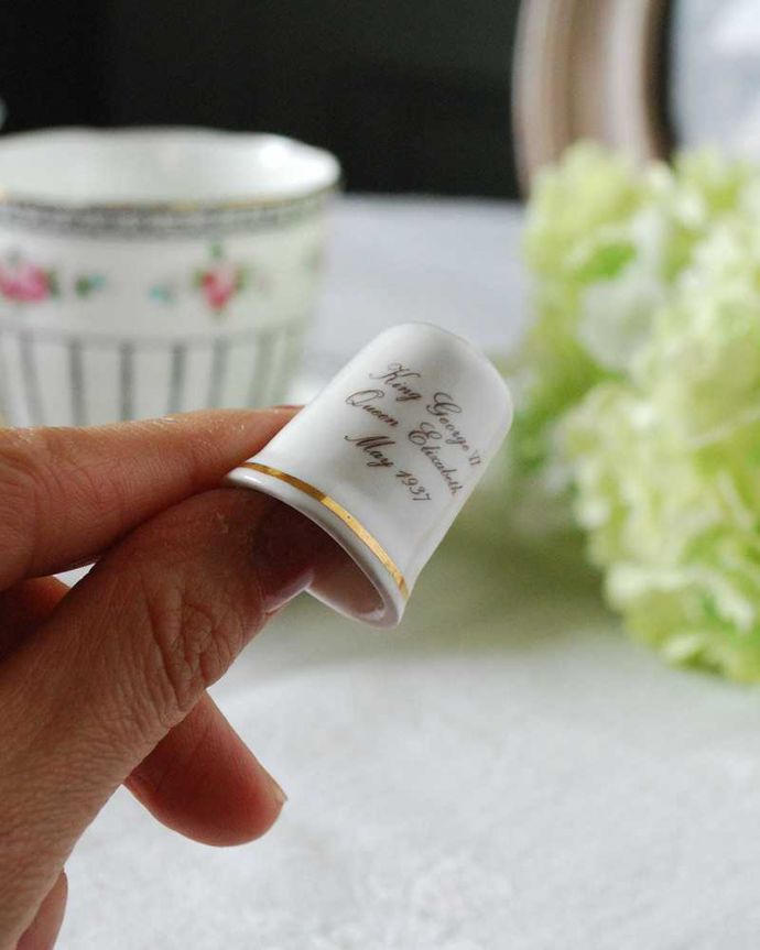 アンティーク 陶磁器の雑貨 アンティーク雑貨 歴史を感じるコレクションアイテム、アンティークシンブル。コレクションしたくなる可愛らしさ指の帽子(finger hat)とも呼ばれるコロンとした形。(m-2291-z)