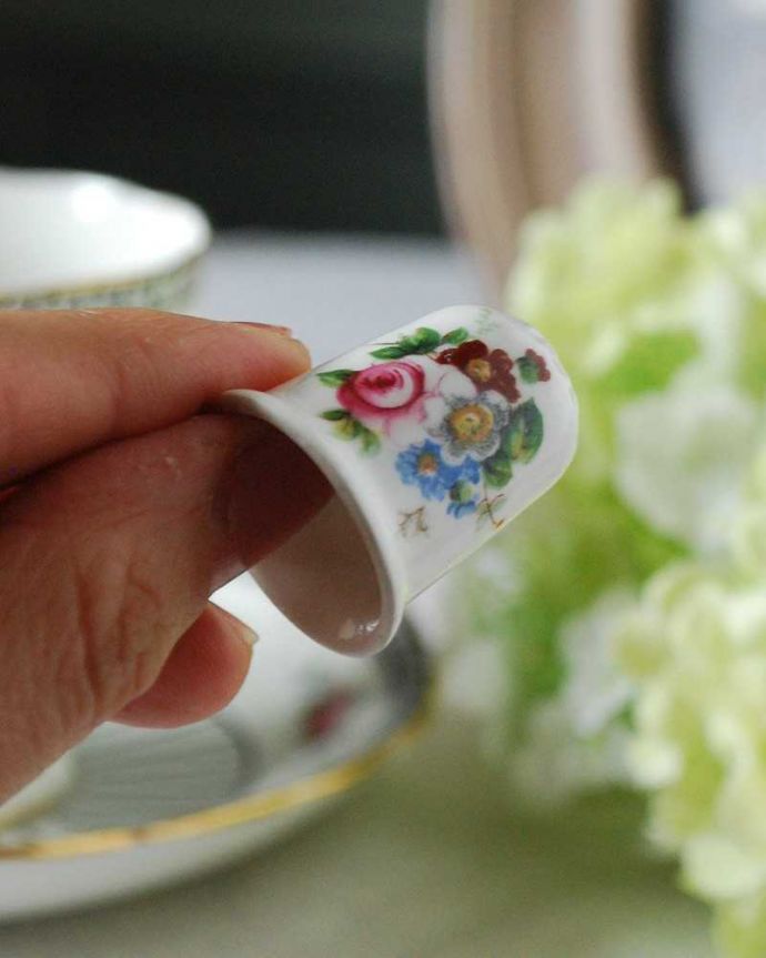 アンティーク 陶磁器の雑貨　アンティーク雑貨　色とりどりのお花が幸運を運んでくれる、アンティークシンブル。コレクションしたくなる可愛らしさ指の帽子（finger hat)とも呼ばれるコロンとした形。(m-2292-z)