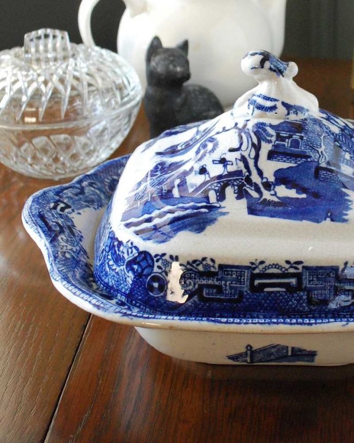 アンティーク 陶磁器の雑貨　アンティーク雑貨　イギリスから到着したブルーウィローの陶磁器食器(チュリーン)。テーブルがパッと華やかに目にパッと華やかな青×白の色使いが素敵な蓋付きのテーブルウエアです。(m-2297-z)