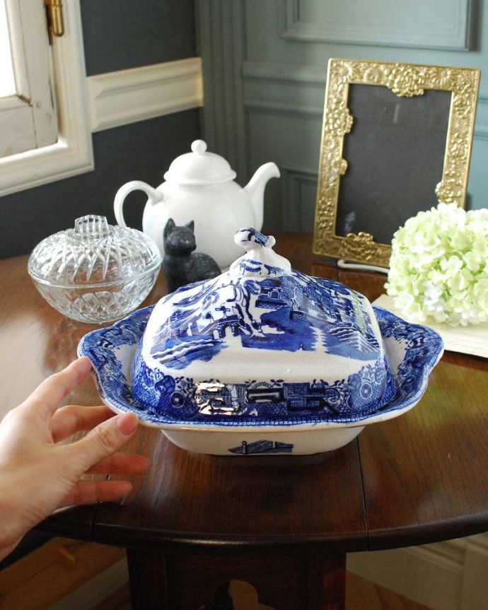 アンティーク 陶磁器の雑貨　アンティーク雑貨　イギリスから到着したブルーウィローの陶磁器食器(チュリーン)。飾って使って楽しむアンティーク飾って目で見て楽しんでいただくのもいいし、実際食器として使っていただくにもオススメです。(m-2297-z)