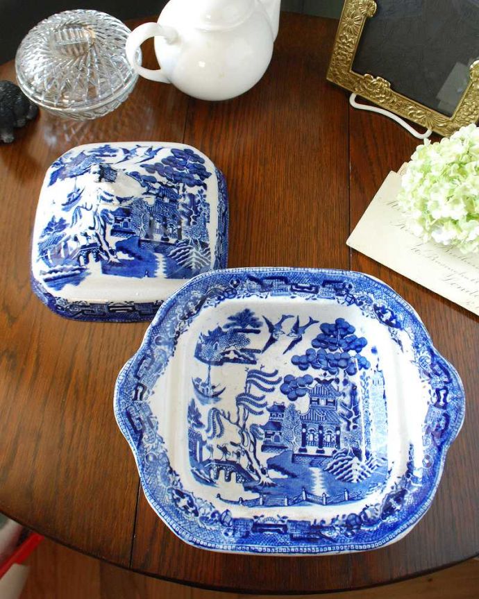 アンティーク 陶磁器の雑貨　アンティーク雑貨　イギリスから到着したブルーウィローの陶磁器食器(チュリーン)。上から見るとこんな感じです状態のいいものだけを選んでいますが、アンティークなのでキズや欠けがある場合があります。(m-2297-z)