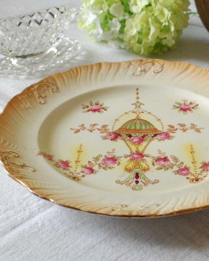 アンティーク 陶磁器の雑貨 アンティーク雑貨 美しい絵柄が魅力、Crown Devon社(クラウンデボン)心ときめくアンティークプレート。実用的にも飾っても使える華やなアンティークのプレートお料理を盛り付けるためだけのものではなく、お客様をもてなすために観賞用の目的もあったので、アンティークのプレートは、まるで絵画のように美しい模様なんです。(m-2298-z)