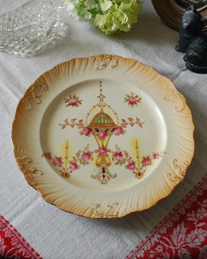 アンティーク 陶磁器の雑貨 アンティーク雑貨 美しい絵柄が魅力、Crown Devon社(クラウンデボン)心ときめくアンティークプレート。上から見るとこんな感じです状態のいいものだけを選んでいますが、アンティークなのでキズや欠けがある場合があります。(m-2298-z)