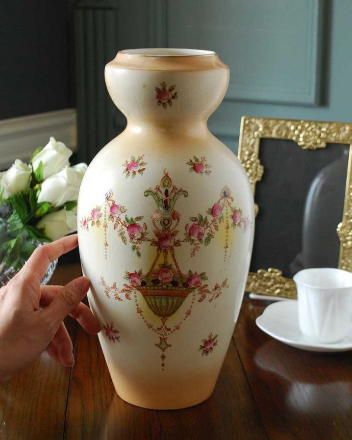 アンティーク 陶磁器の雑貨　アンティーク雑貨　花模様がロマンチックなアンティーク、かたちもキレイなクラウンデボンの花器。置くだけでも絵になる美しさ何も入れなくても、陶磁器なので中が見えずに絵になるアイテムなんです。(m-2299-z)
