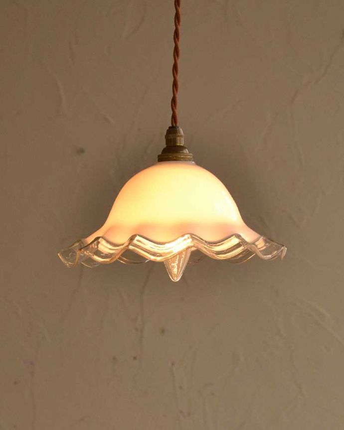 ペンダントライト　照明・ライティング　ほんわり灯るミルクガラスのアンティークペンダントライト（コード・シャンデリア電球・ギャラリーなし）。。(m-2301-z)