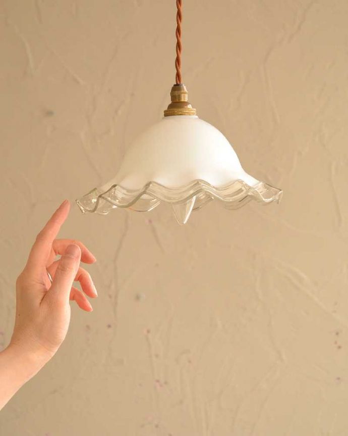 ペンダントライト　照明・ライティング　ほんわり灯るミルクガラスのアンティークペンダントライト（コード・シャンデリア電球・ギャラリーなし）。。(m-2301-z)