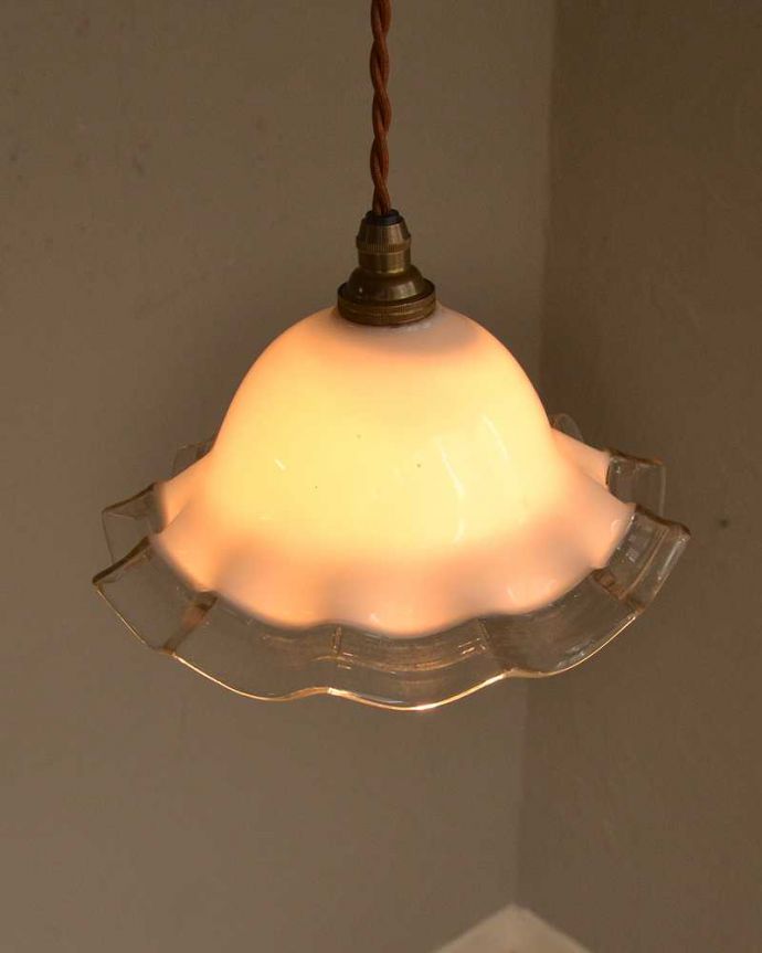 ペンダントライト　照明・ライティング　ほんわり灯るミルクガラスのアンティークペンダントライト（コード・シャンデリア電球・ギャラリーなし）。。(m-2301-z)