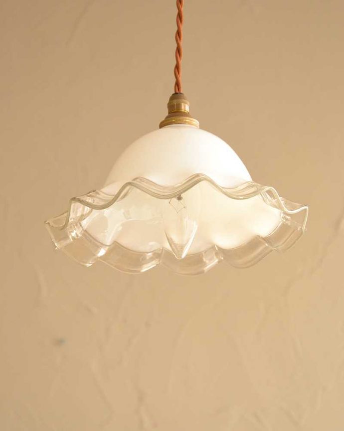 ペンダントライト　照明・ライティング　ほんわり灯るミルクガラスのアンティークペンダントライト（コード・シャンデリア電球・ギャラリーなし）。。(m-2301-z)