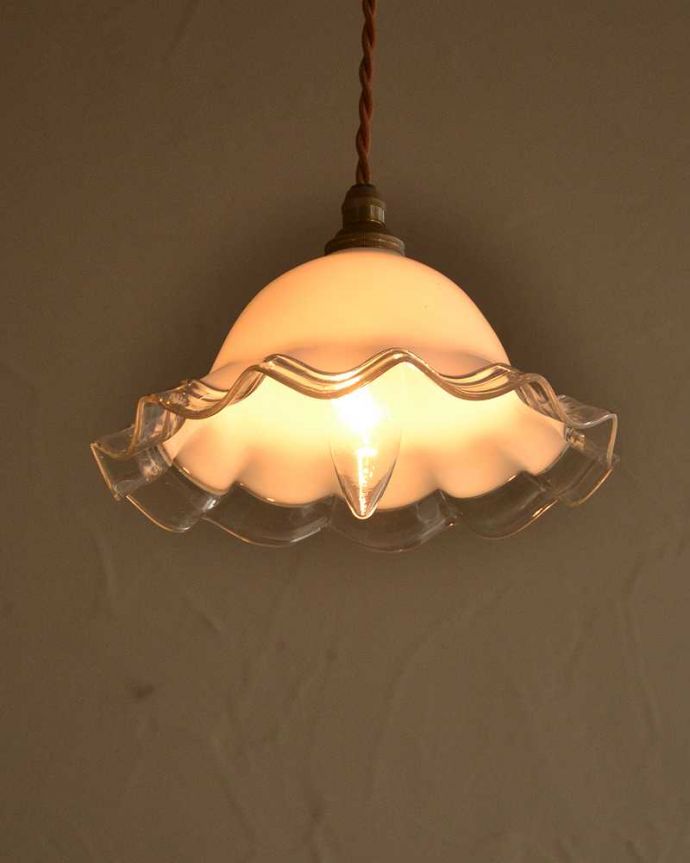 ペンダントライト　照明・ライティング　ほんわり灯るミルクガラスのアンティークペンダントライト（コード・シャンデリア電球・ギャラリーなし）。。(m-2301-z)