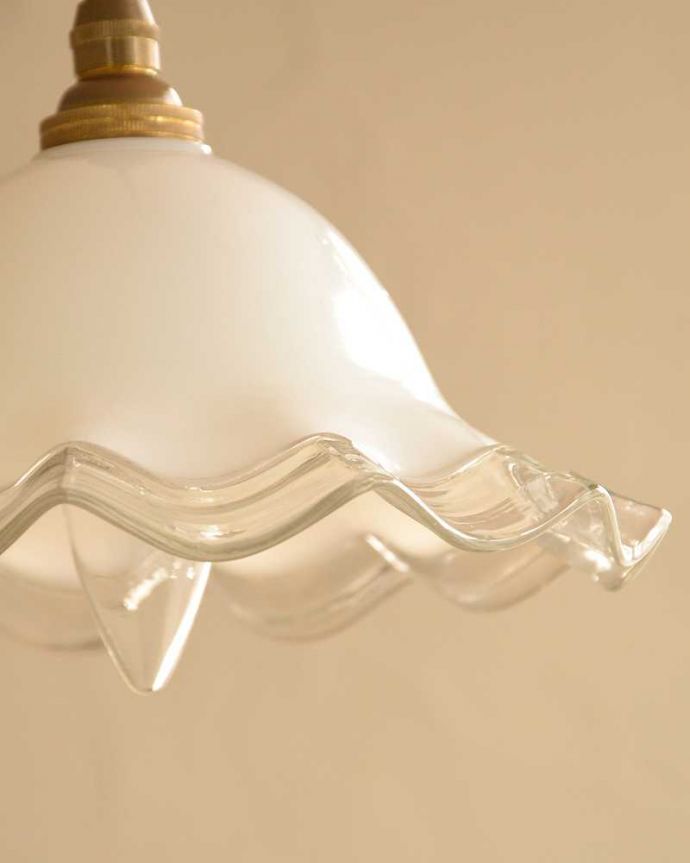 ペンダントライト　照明・ライティング　ほんわり灯るミルクガラスのアンティークペンダントライト（コード・シャンデリア電球・ギャラリーなし）。。(m-2301-z)