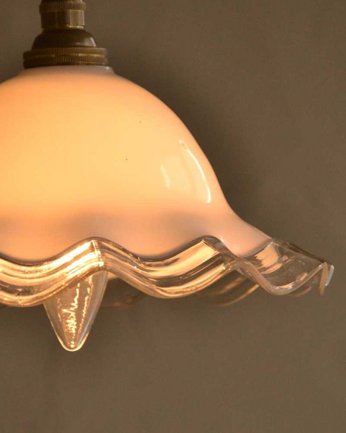 ペンダントライト　照明・ライティング　ほんわり灯るミルクガラスのアンティークペンダントライト（コード・シャンデリア電球・ギャラリーなし）。。(m-2301-z)