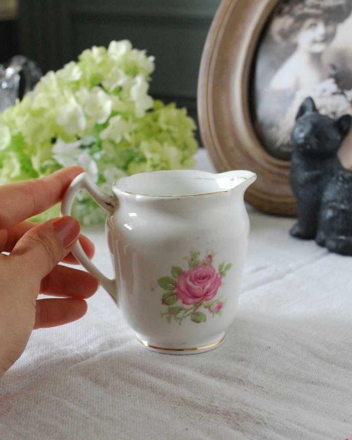 アンティーク 陶磁器の雑貨　アンティーク雑貨　可愛いピンクの薔薇がデザインされた、イギリスアンティークのミルクポット。自分だけの使い方で使ってみましょうたっぷりミルクが注げるように、英国のミルクピッチャーのサイズは他の国のものと比べて大きめに作られていて実用的。(m-2306-z)