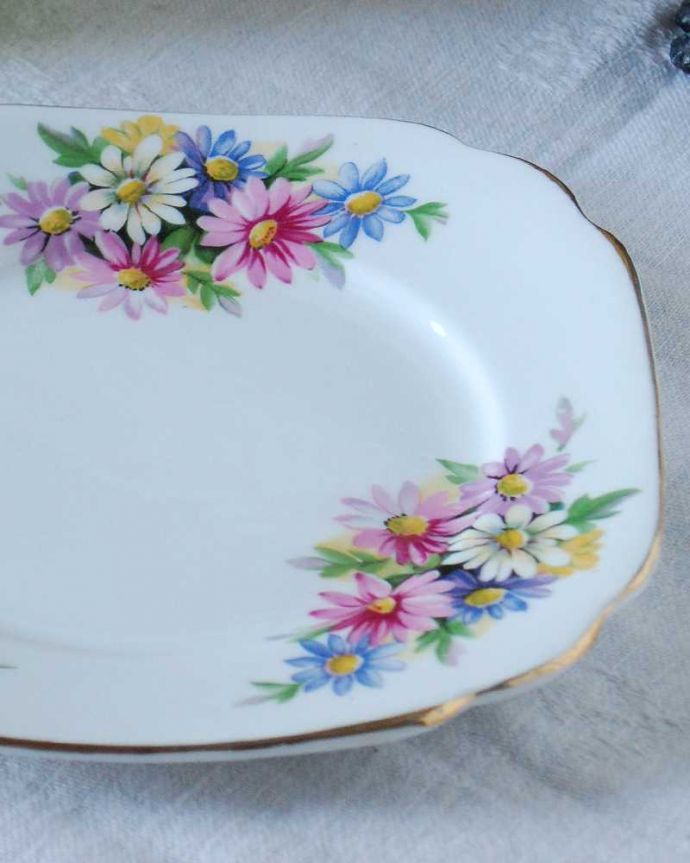 アンティーク 陶磁器の雑貨 アンティーク雑貨 テーブルがぱっと華やぐ、英国アンティークのプレート(パンプレート)。一番使いやすいサイズのパンプレート食事の時、パンを乗せるために使われるプレートは、一番使いやすく実用的な大きさ。(m-2308-z)