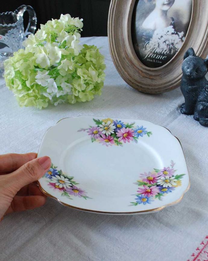 アンティーク 陶磁器の雑貨 アンティーク雑貨 テーブルがぱっと華やぐ、英国アンティークのプレート(パンプレート)。飾って使って楽しむアンティーク何個でも集めたくなっちゃう美しい柄のプレート。(m-2308-z)