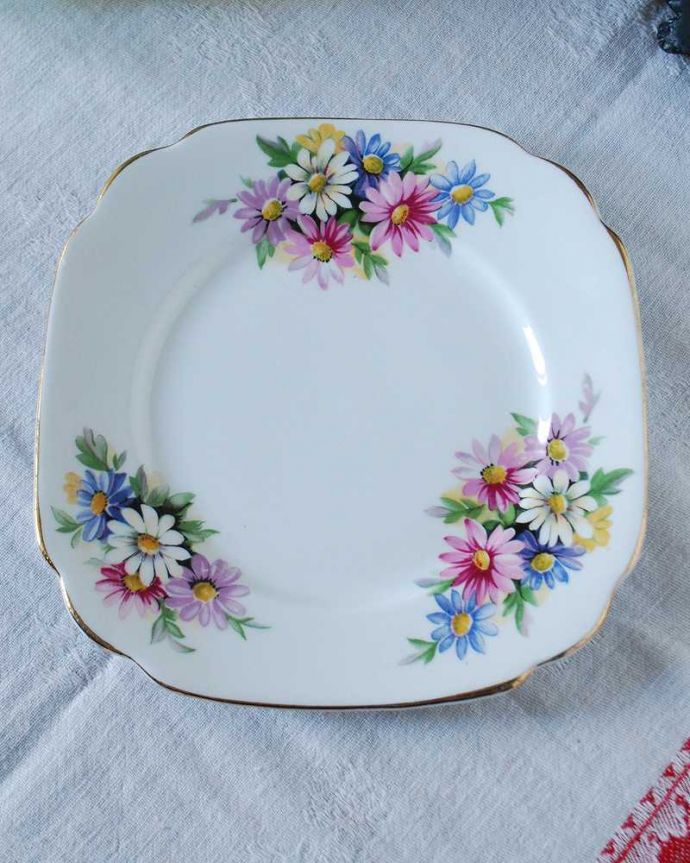 アンティーク 陶磁器の雑貨 アンティーク雑貨 テーブルがぱっと華やぐ、英国アンティークのプレート(パンプレート)。上から見るとこんな感じです状態のいいものだけを選んでいますが、アンティークなのでキズや欠けがある場合があります。(m-2308-z)