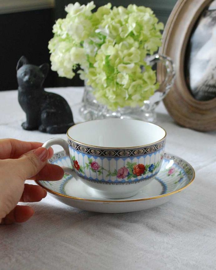 アンティーク 陶磁器の雑貨　アンティーク雑貨　色とりどりのお花のガーランドが素敵なジャクソン & ゴズリング社のカップ＆ソーサー。お茶の時間をもっと優雅に･･･眺めているだけじゃもったいないので、実用的に使って下さい。(m-2310-z)