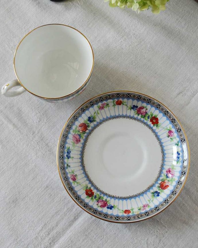 アンティーク 陶磁器の雑貨　アンティーク雑貨　色とりどりのお花のガーランドが素敵なジャクソン & ゴズリング社のカップ＆ソーサー。上から見るとこんな感じです状態のいいものだけを選んでいますが、アンティークなのでキズや欠けがある場合があります。(m-2310-z)