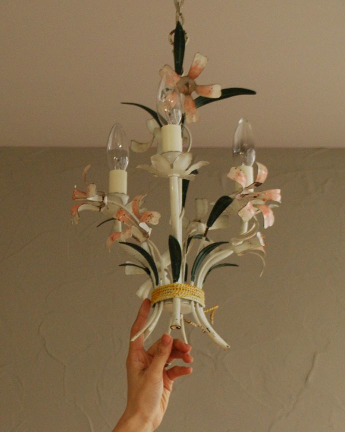 お花のモチーフが可愛い、お部屋を華やかに照らすフラワーシャンデリア