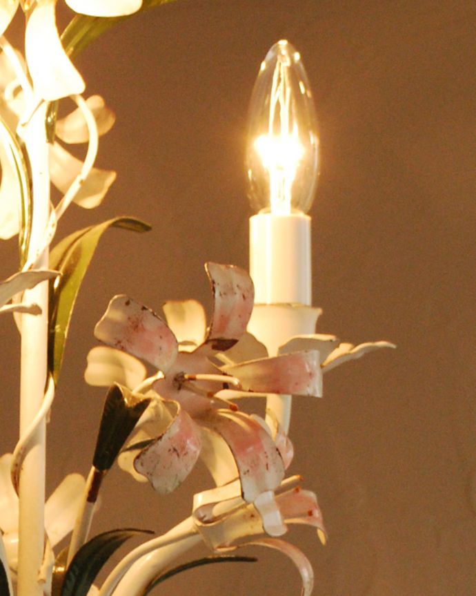 シャンデリア　照明・ライティング　お花のモチーフが可愛い、お部屋を華やかに照らすフラワーシャンデリア。。(m-2318-z)