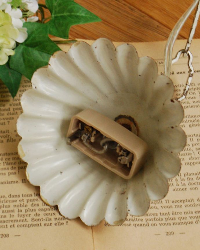 シャンデリア　照明・ライティング　花束が可愛いイギリスアンティークシャンデリア(５灯)（E17シャンデリア球付）。引っ掛けタイプでお届けします自分でも取り付け出来る引っ掛けシーリング仕様で加工してあります。(k-3245-z)