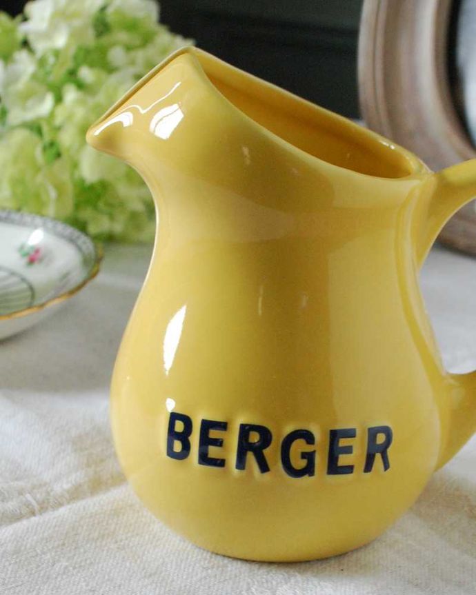 アンティーク 陶磁器の雑貨 アンティーク雑貨 フランスで見つけたアンティーク雑貨、イエローのBERGER(ベルジェ)のピッチャー。食卓をオシャレにするピッチャーウォータージャグはアルコールを飲まない人のためにテーブルの中央にお水を入れて置かれていたんです。(m-2319-z)