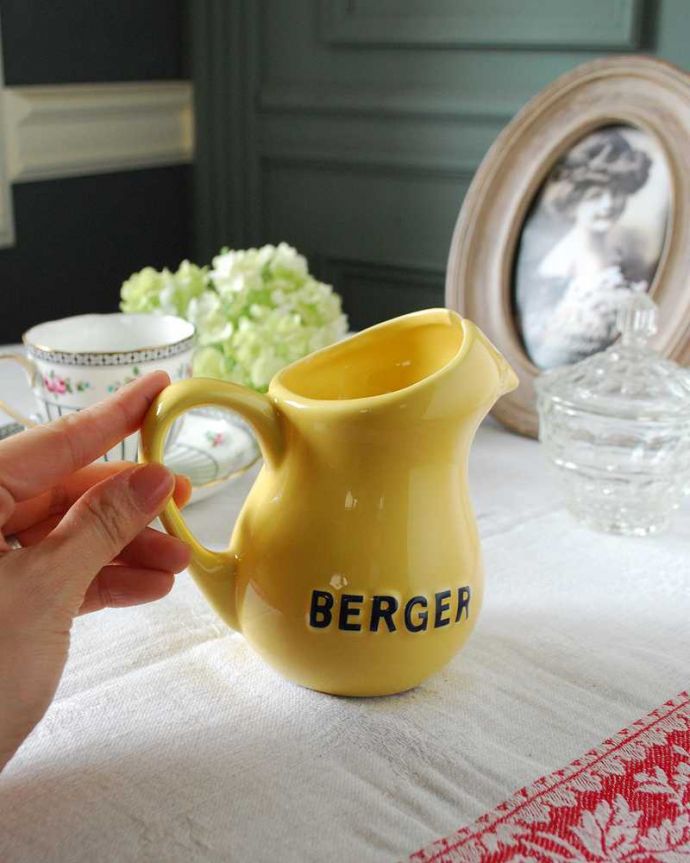 アンティーク 陶磁器の雑貨 アンティーク雑貨 フランスで見つけたアンティーク雑貨、イエローのBERGER(ベルジェ)のピッチャー。自分だけの使い方で使ってみましょう食卓で水差しとして使うのはもちろん、フラワーベース、ディスプレイアイテムとしても素敵ですよ。(m-2319-z)