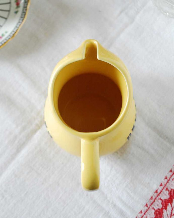 アンティーク 陶磁器の雑貨 アンティーク雑貨 フランスで見つけたアンティーク雑貨、イエローのBERGER(ベルジェ)のピッチャー。上から見るとこんな感じです状態のいいものだけを選んでいますが、アンティークなのでキズや欠けがある場合があります。(m-2319-z)