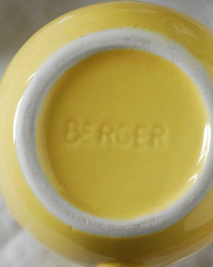 アンティーク 陶磁器の雑貨 アンティーク雑貨 フランスで見つけたアンティーク雑貨、イエローのBERGER(ベルジェ)のピッチャー。裏側には品質の証製造メーカー保証の意味がこもった窯印、ポーセリンマークがあります。(m-2319-z)