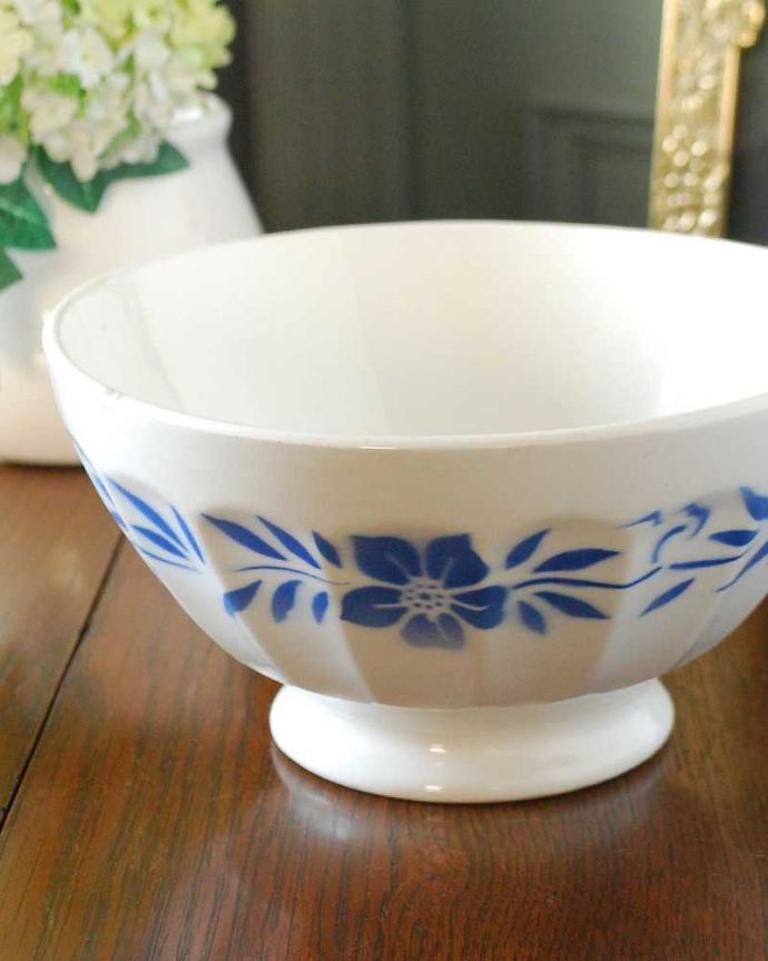 テーブルウェア(食器)　アンティーク雑貨　フランスから届いたアンティーク、ブルーのお花が可愛いカフェオレボウル。ほっこりとしたぬくもりフランスのアンティークのカフェオレボウルは、とにかく優しい雰囲気。(m-2321-z)
