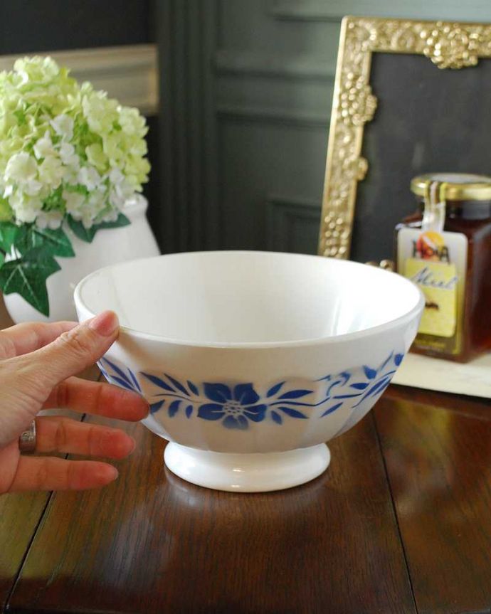 テーブルウェア(食器)　アンティーク雑貨　フランスから届いたアンティーク、ブルーのお花が可愛いカフェオレボウル。大きさはコレくらいですとっても使いやすい大きさ。(m-2321-z)