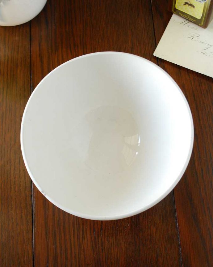 テーブルウェア(食器)　アンティーク雑貨　フランスから届いたアンティーク、ブルーのお花が可愛いカフェオレボウル。上からのぞいてみると･･･アンティークなので、必ずキズや汚れ、カケはありますが、コンディションのいいものを選んできました。(m-2321-z)