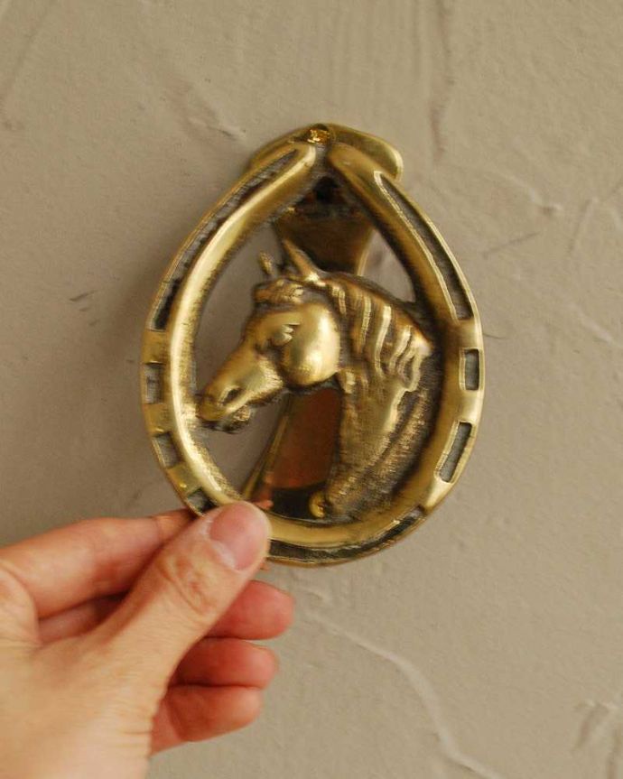 アンティーク 真鍮の雑貨 アンティーク雑貨 英国輸入のアンティーク雑貨、真鍮製のドアノッカー(馬)。大きさはこれくらいですこんな風に持ち上げてコンコンとノックして下さい。(m-2322-z)