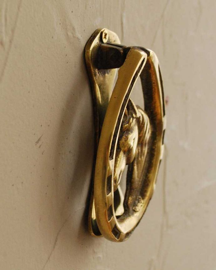 アンティーク 真鍮の雑貨 アンティーク雑貨 英国輸入のアンティーク雑貨、真鍮製のドアノッカー(馬)。横から見るとこんな感じですアンティークなので多少のキズ・汚れがある場合がありますが、使用上問題はありませんので、ご了承下さい。(m-2322-z)