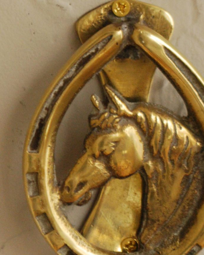 アンティーク 真鍮の雑貨 アンティーク雑貨 英国輸入のアンティーク雑貨、真鍮製のドアノッカー(馬)。落ち着いた輝きが大人の雰囲気真鍮製なので、使っていくごとに味わい深い色合いに変化していきます。(m-2322-z)