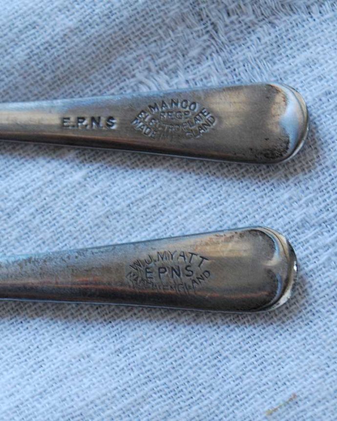 アンティーク シルバー製　アンティーク雑貨　英国の銀食器、アンティークシルバーの美しいエッグカップ＆スプーンセット（エッグスタンド）。裏側には品質の証刻印が入っています。(m-2323-z)