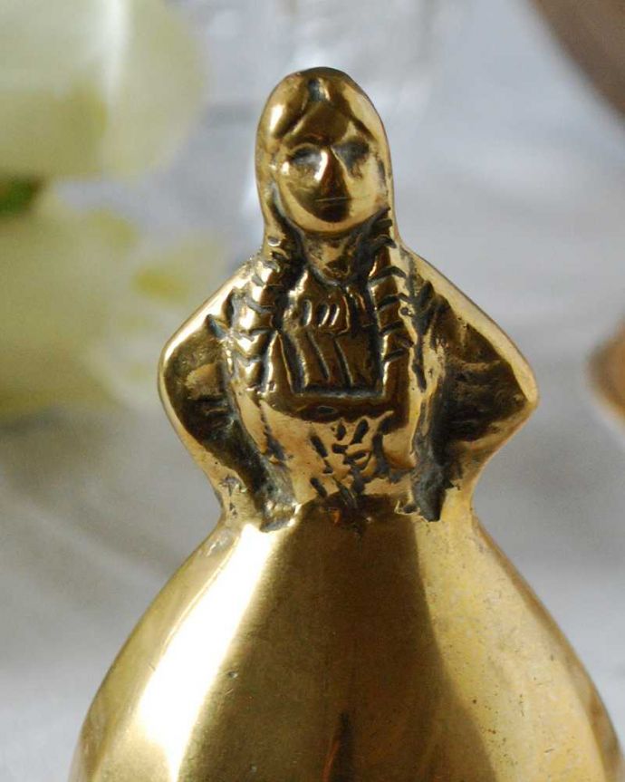 アンティーク 真鍮の雑貨　アンティーク雑貨　三つ編みのおさげが可愛い女の子のアンティーク真鍮ベル。美しい真鍮で出来たベル使用人を呼ぶために日常的に使われていたベル。(m-2329-z)