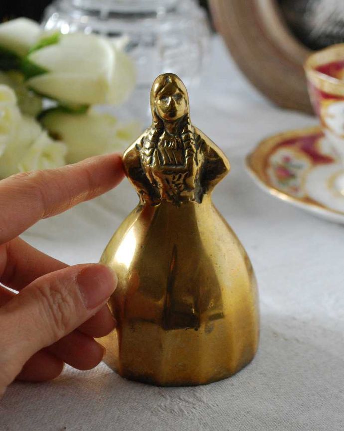 アンティーク 真鍮の雑貨　アンティーク雑貨　三つ編みのおさげが可愛い女の子のアンティーク真鍮ベル。キレイな音を奏でてくれますモチーフや大きさもいろいろ。(m-2329-z)