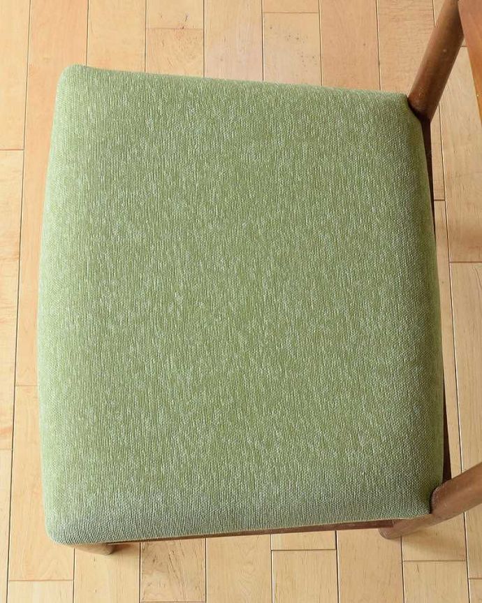 ダイニングチェア　アンティーク チェア　北欧デザインのヴィンテージチェア、チーク材のダイニングチェア。座面を上から見るとこんな感じ長時間座っても疲れません。(m-233-c-1)