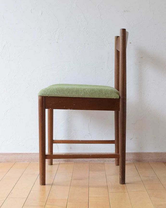 ダイニングチェア　アンティーク チェア　北欧デザインのヴィンテージチェア、チーク材のダイニングチェア。横から見てもスッキリとカッコイイヴィンテージチェアは、もちろん新品ではないので経年変化によるキズはありますが、キレイに修復したので安心して座って下さい。(m-233-c-1)