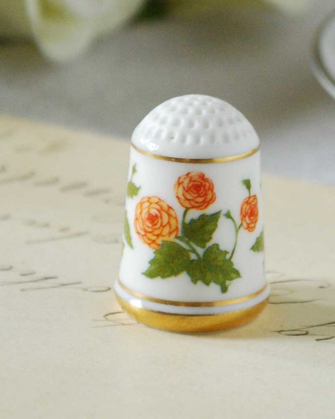 アンティーク 陶磁器の雑貨 アンティーク雑貨 華やかなお花が可愛いアンティークシンブル、イギリス輸入の雑貨。幸運を呼ぶ女性のためのコレクションアイテムシンブルとは、上流階級の女性がたしなみとして行ったお裁縫の時に使った指ぬきのこと。(m-2334-z)
