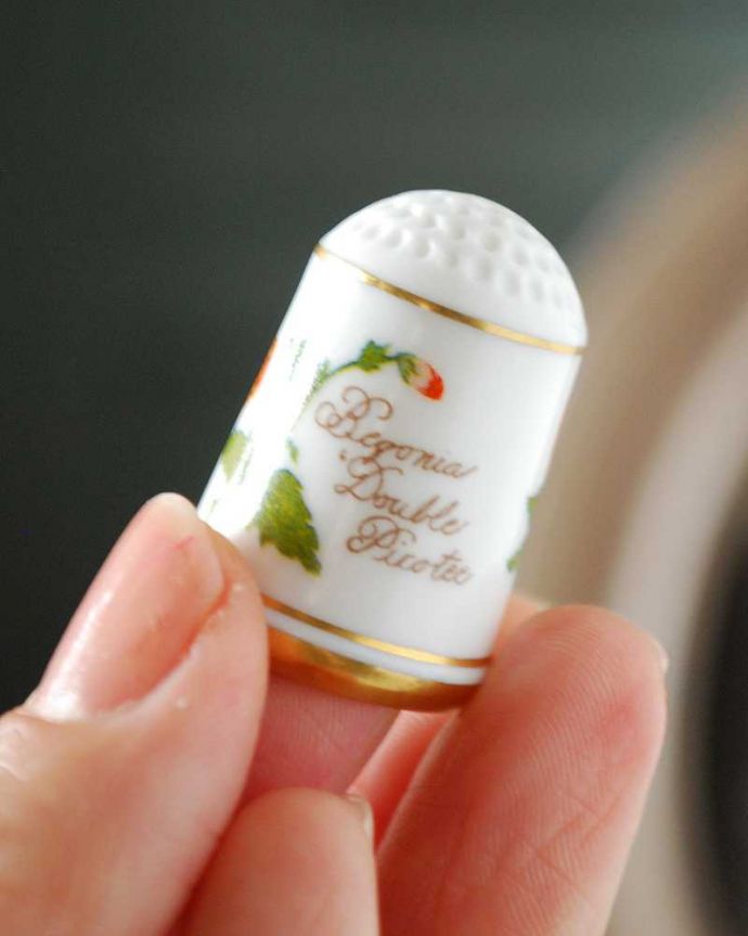 アンティーク 陶磁器の雑貨 アンティーク雑貨 華やかなお花が可愛いアンティークシンブル、イギリス輸入の雑貨。コレクションしたくなる可愛らしさ指の帽子(finger hat)とも呼ばれるコロンとした形。(m-2334-z)