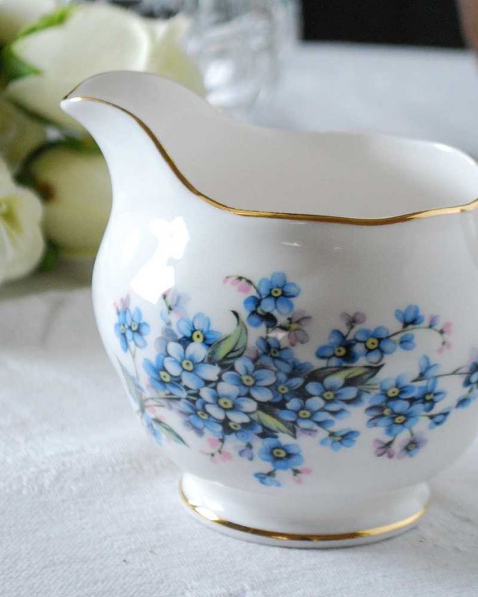 アンティーク 陶磁器の雑貨　アンティーク雑貨　青い小さなお花が咲き乱れるアンティークミルクポット。お茶の時間に欠かせないミルクピッチャー紅茶を愛する英国のお茶の時間に欠かせないミルクティーのために作られた陶磁器のミルクピッチャー。(m-2351-z)
