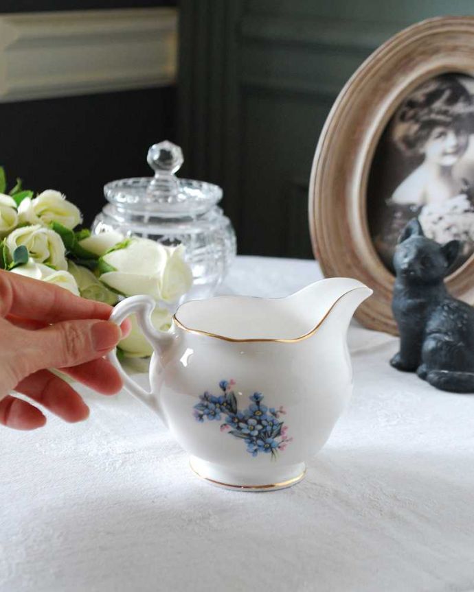 アンティーク 陶磁器の雑貨　アンティーク雑貨　青い小さなお花が咲き乱れるアンティークミルクポット。自分だけの使い方で使ってみましょうたっぷりミルクが注げるように、英国のミルクピッチャーのサイズは他の国のものと比べて大きめに作られていて実用的。(m-2351-z)