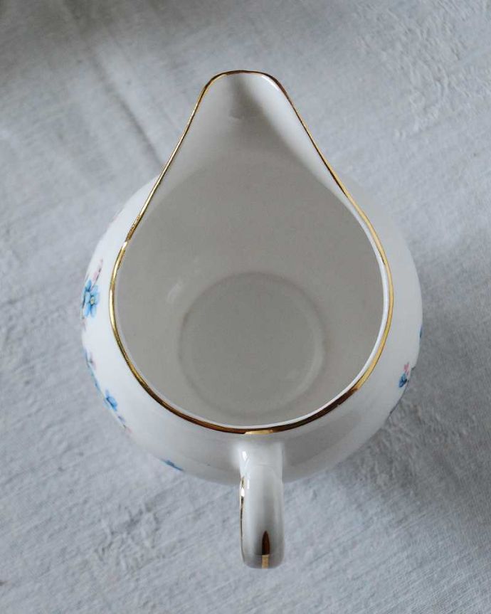 アンティーク 陶磁器の雑貨　アンティーク雑貨　青い小さなお花が咲き乱れるアンティークミルクポット。上から見るとこんな感じです状態のいいものだけを選んでいますが、アンティークなのでキズや欠けがある場合があります。(m-2351-z)