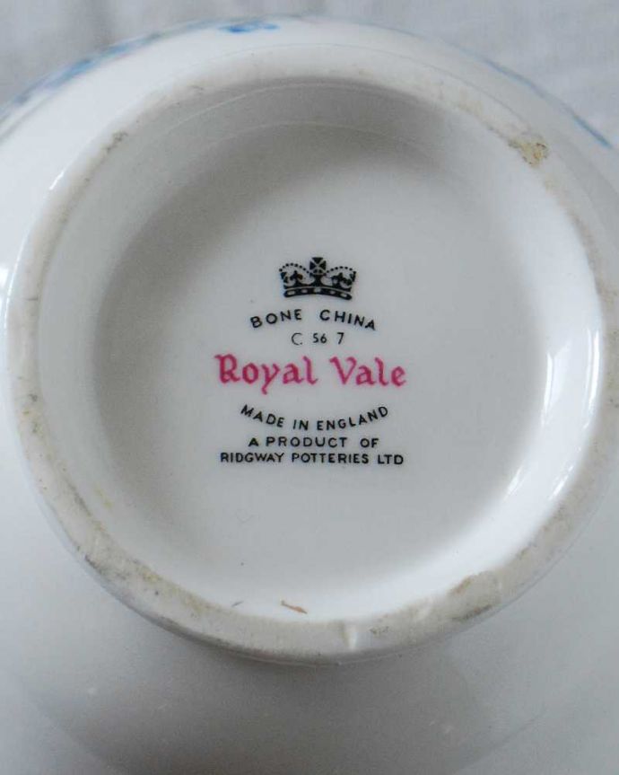 アンティーク 陶磁器の雑貨　アンティーク雑貨　青い小さなお花が咲き乱れるアンティークミルクポット。裏側には品質の証製造メーカー保証の意味がこもった窯印、ポーセリンマークがあります。(m-2351-z)