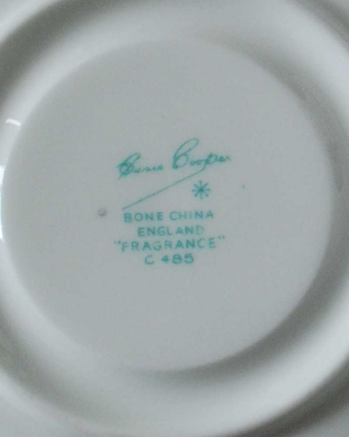 スージークーパー　アンティーク雑貨　英国輸入のヴィンテージ食器、スージークーパー「フレグランス」カップ＆ソーサー。裏側のバックスタンプ1951～66年3月製造のスージークーパ―ボーンチャイナイングランドで使われていたバックスタンプが押されています。(m-2354-z)