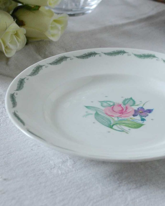 スージークーパー　アンティーク雑貨　英国輸入のヴィンテージ食器、スージークーパー「フレグランス」プレート。バラとスミレの香りがするスージークーパー「フレグランス｣と言う名前の付いた人気のデザインは、名前の通りいい香りがしてきそうなバラとスミレが咲いています。(m-2355-z)