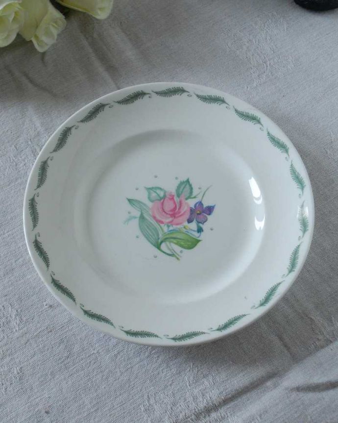 スージークーパー　アンティーク雑貨　英国輸入のヴィンテージ食器、スージークーパー「フレグランス」プレート。上から見るとこんな感じです状態のいいものだけを選んでいますが、アンティークなのでキズや欠けがある場合があります。(m-2355-z)