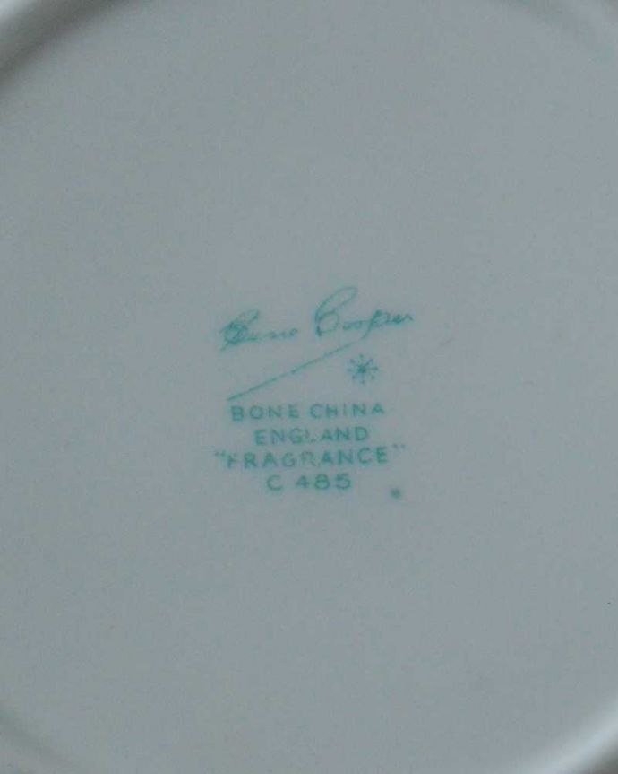 スージークーパー　アンティーク雑貨　英国輸入のヴィンテージ食器、スージークーパー「フレグランス」プレート。裏側のバックスタンプ1951～66年3月製造のスージークーパ―ボーンチャイナイングランドで使われていたバックスタンプが押されています。(m-2355-z)