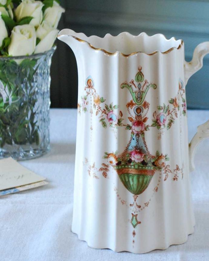 テーブルウェア(食器)　アンティーク雑貨　フリルが華やかなクラウンデボンのジャグ（Crown Devon社）。普段の生活に華を添えてくれるアンティークロイヤルデボン社のアンティークの陶磁器は、ハンドペイントで描かれたお花がロマンチックな雰囲気です。(m-2357-z)